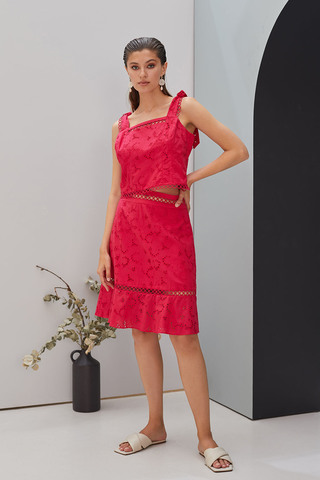 Модель летней юбки выполнена в красивом и ярком малиновом цвете