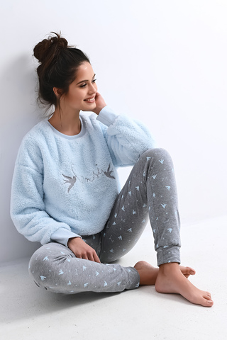 Уютная пижама Idole состоит из теплой толстовки с минималистичным принтом и зауженных брюк. На рукав