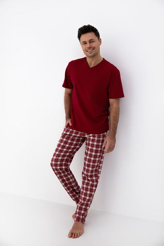 Мужская пижама Matthew состоит из футболки с v-образным вырезом горловины и брюк прямого кроя в круп