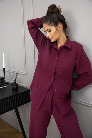 Роскошный комплект Colette винного оттенка состоит из рубашки на пуговицах и брюк-палаццо. Материал
