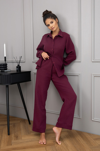 Роскошный комплект Colette винного оттенка состоит из рубашки на пуговицах и брюк-палаццо. Материал