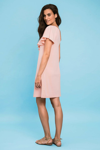 Стильное платье выполнено из легкой, эластичной ткани розового цвета