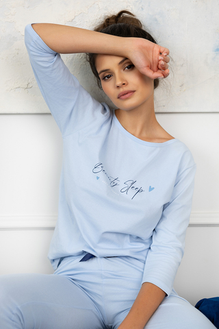 Хлопковая пижама Beauty Sleep состоит из голубого лонгслива с надписью