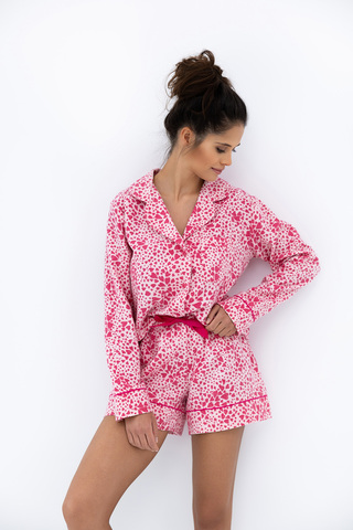 Романтичный домашний комплект Kenzie состоит из шорт и рубашки. Шортики на широкой резинке, декориро