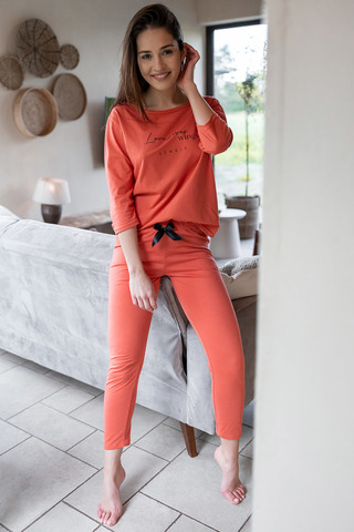 Хлопковая пижама Hypnotic состоит из лонгслива оранжевого цвета и штанов