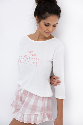 Милая пижама Emily состоит из шортиков в клетку и однотонного лонгслива с надписью на груди. Шортики