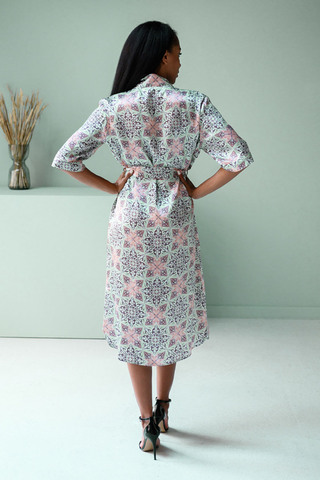Длинный халат прямого силуэта выполнен из натурального 100% шёлка с фантазийным принтом, с втачным