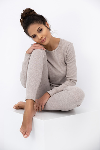 Повседневная пижама Mabel состоит из зауженных брюк и однотонного лонгслива в рубчик. Брюки на широк