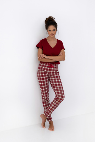 Пижама Alivia темно-красного цвета состоит из зауженных брюк в клетку и футболки с v-образным вырезо