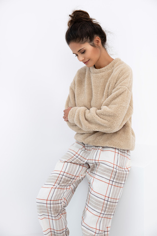 Теплая пижама Joyce состоит из пушистого свитшота и широких брюк в крупную клетку. Вырез горловины к