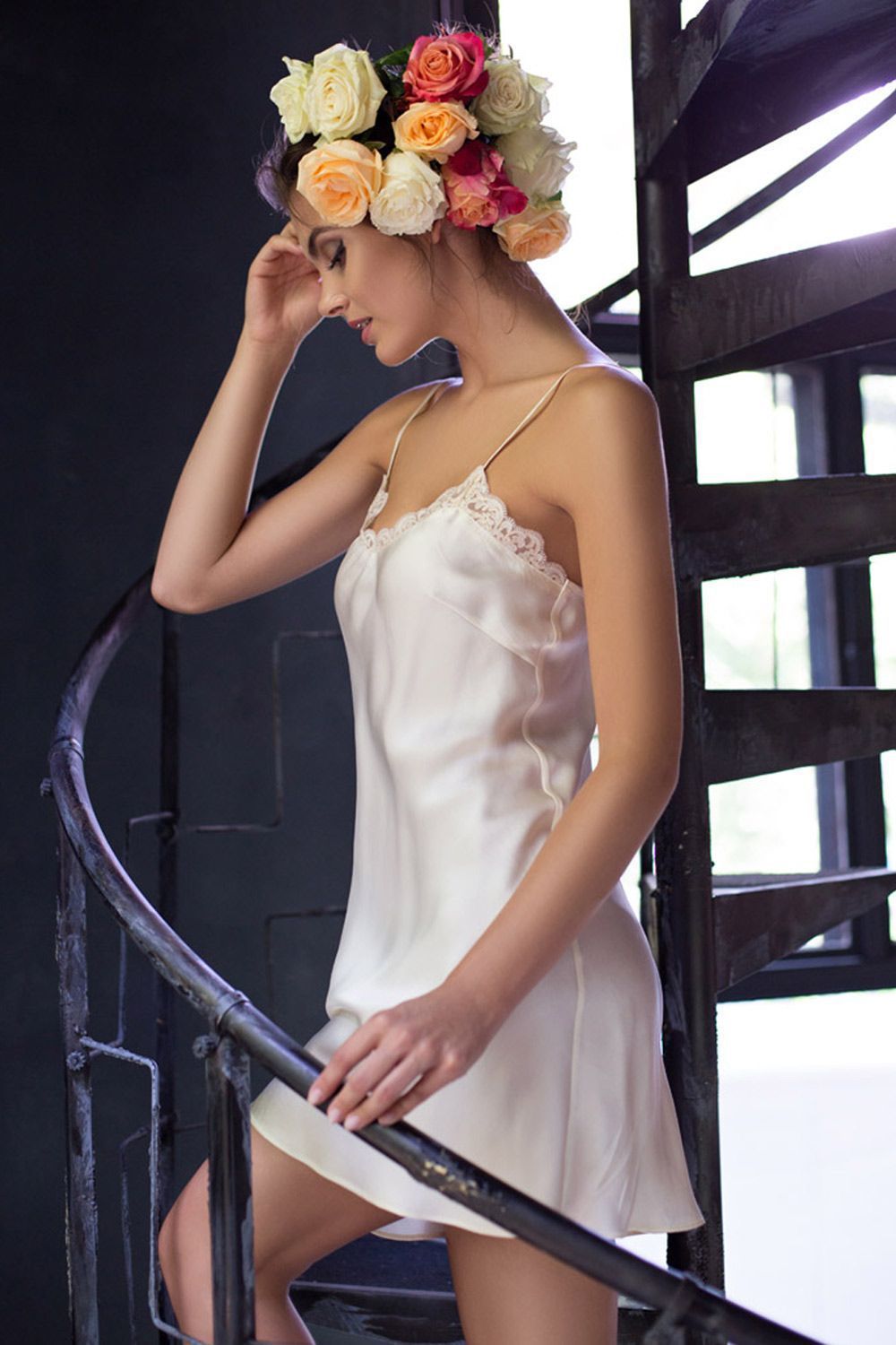 Короткая ночная сорочка полуприлегающего силуэта с V-образным вырезом на полочке из натурального шелка фото