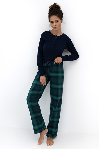 Пижама Cassandra состоит из прямых брюк и однотонного лонгслива с длинным рукавом. Брюки в крупную к