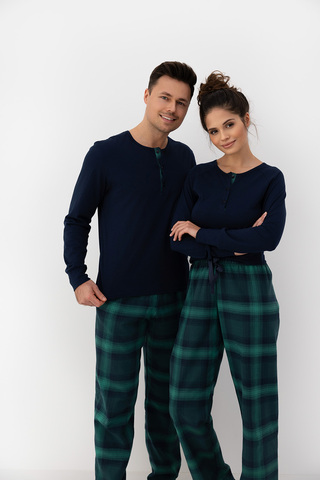 Пижама Cassandra состоит из прямых брюк и однотонного лонгслива с длинным рукавом. Брюки в крупную к