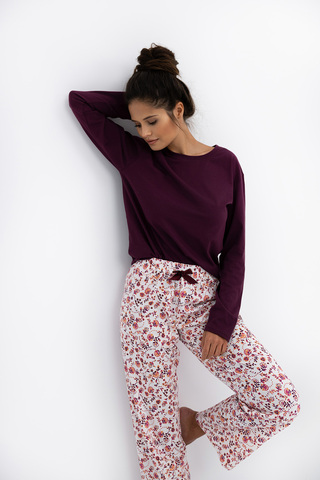 Пижама Heidi состоит из прямых брюк белого цвета с цветочным принтом и однотонного лонгслива с длинн