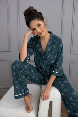 Повседневная пижама Sydney темно-синего цвета состоит из рубашки и прямых брюк. Рубашка на пуговицах