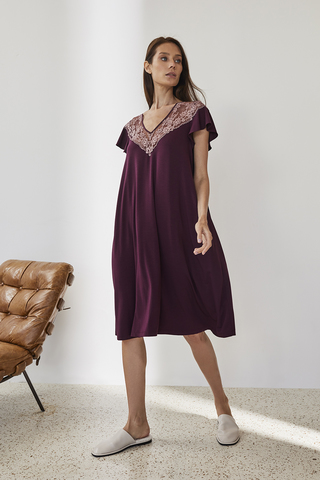 Элегантная сорочка в цвете бордо украшена декоративным прозрачным и нарядным кружевом по линии плеча