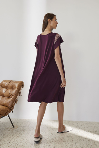 Элегантная сорочка в цвете бордо украшена декоративным прозрачным и нарядным кружевом по линии плеча