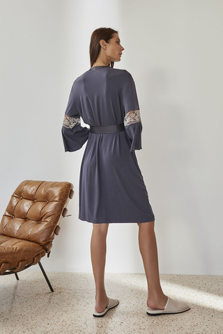 Женский халат выполнен из высококачественного материала и дополнен прозрачным и нарядным кружевом