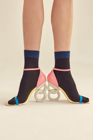 Женские носки Lia 30 den украшают ноги выразительным узором из тонких вертикальных полосок