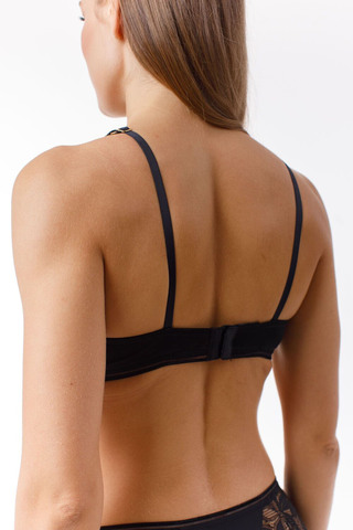 Модный бюстгальтер-бралетт из серии Белье - это одежда. Чашки мягкие на косточках.