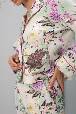Стильная и элегантная модель рубашки с длинным прямым рукавом из атласной ткани
