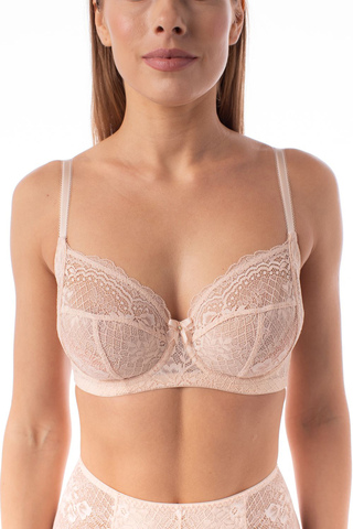 Мягкая чашка с боковым подкроем выполнена из эластичного кружева с рисунком в модных тенденциях. Бок