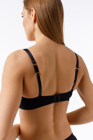 Бюстгальтер мягкая чашка состоит из двух деталей: нижняя выполнена из поролона, обтянутого эластично