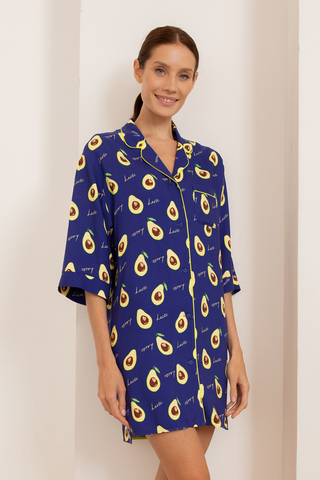 Cвободная удлиненная рубашка для девушек и женщин с английским воротником дополнена принтом авокадо