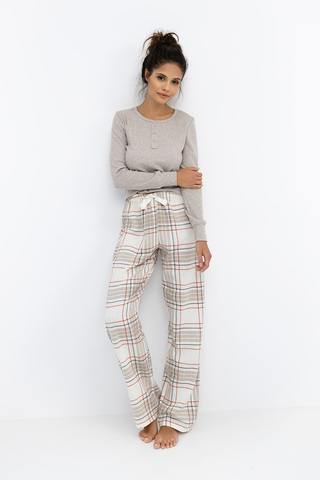 Повседневный домашний комплект Angelina состоит из лонгслива в рубчик, с воротником на кулиске и пря