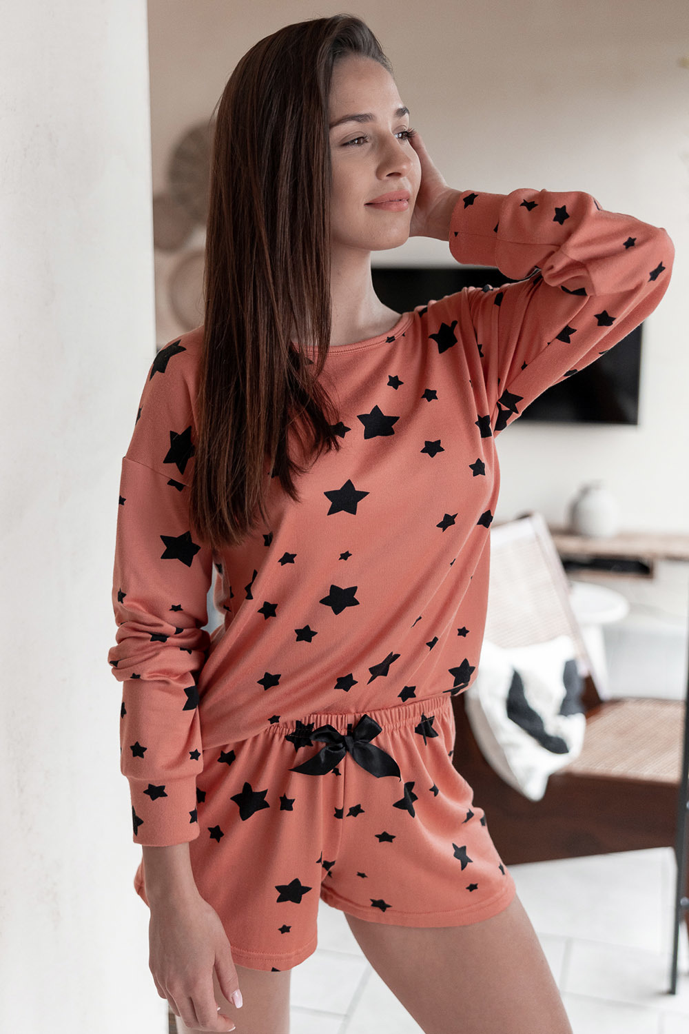 Пижама из ультрасофта Moonlight состоит из лонгслива персикового цвета и шорт фото